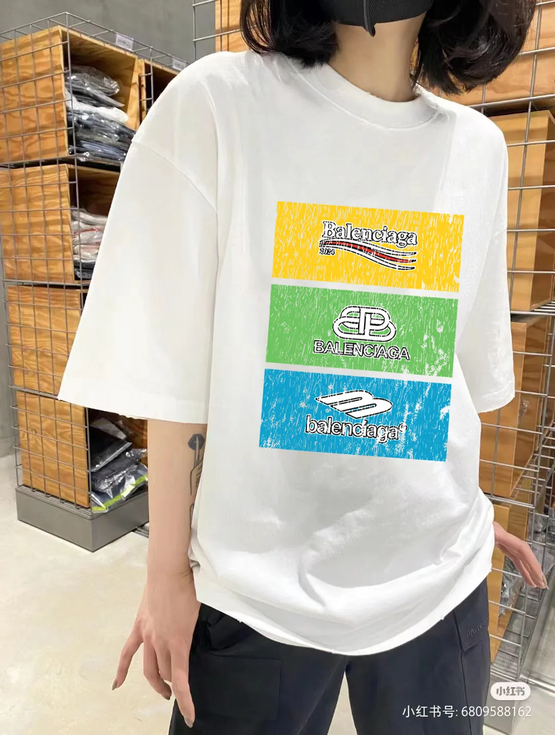 P80✨🔥 BALENCIAGA Paris lettering printed short-sleeved T-shirt. Custom-woven and dyed 300 grams of combed cotton heavyweight fabric. Zero color difference in threads. Perfect details. Different from the current currency version. Welcome to compare. Same Style for men and women. Must-sell in the picture above. Color: White Black Size: 1 2 3 4